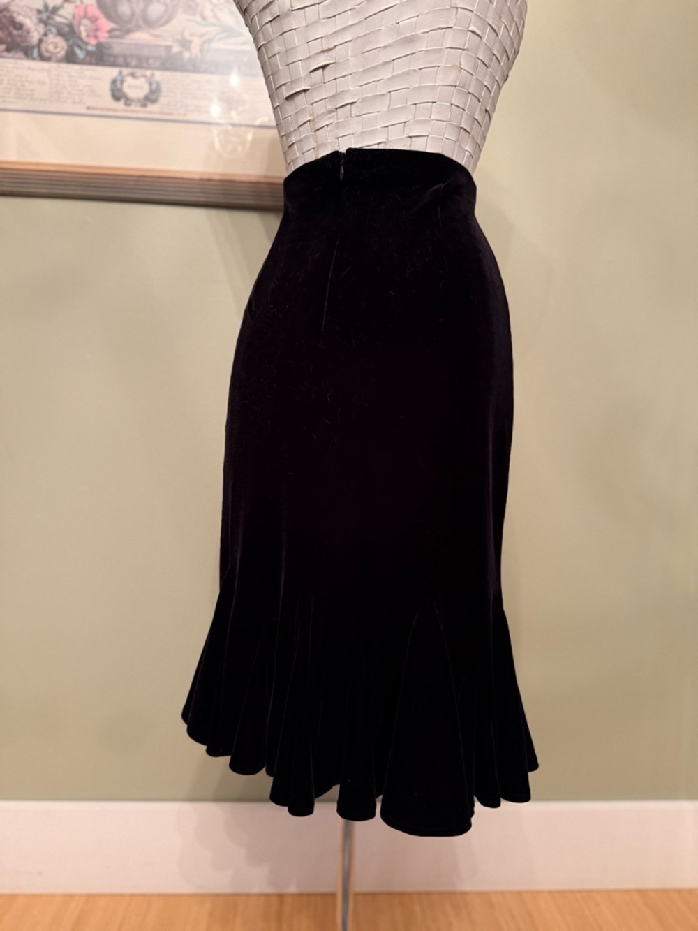 JS Collections black High-waisted midi/maxi length with a mermaid/trumpet flare. - Picture 3 of 6